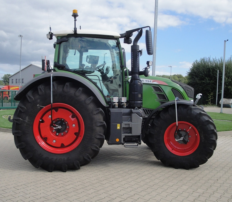 Fendt-724-Bj-20-Reifenregler-Ansicht-rechts-1