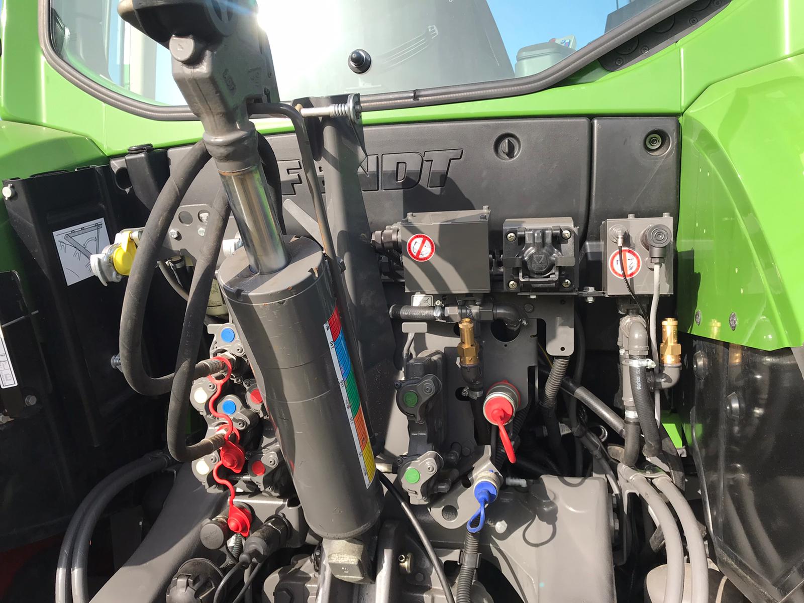 Fendt 516 Bj.22 Reifenregler elektrische Kugelhähne hinten links und rechts vom ISOBUS-Stecker