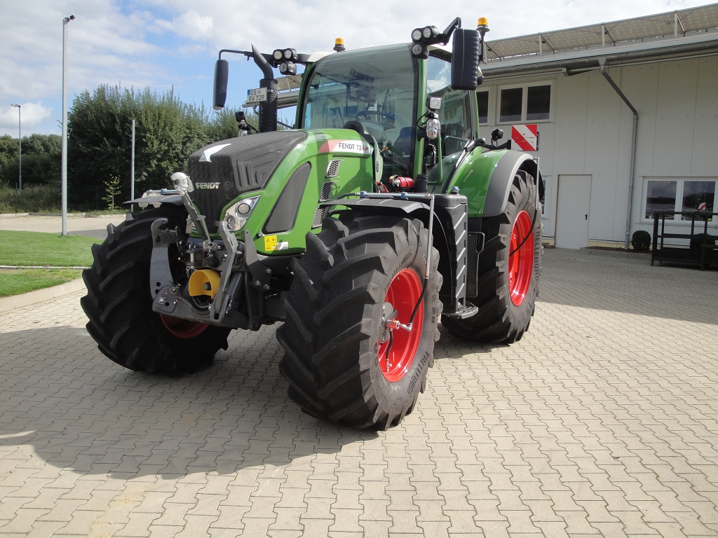 Fendt-724-Bj-20-Reifenregler-Ansicht-vorne-links-1