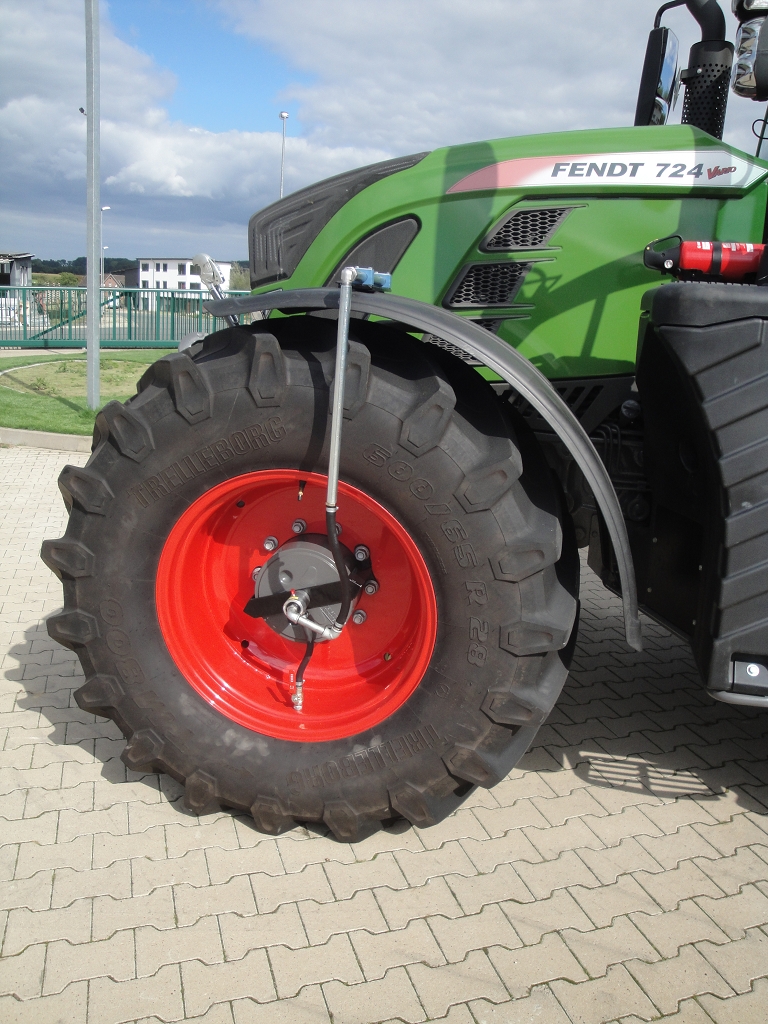 Fendt-724-Bj-20-Reifenregler-Drehuebertrager-vorne-links-1