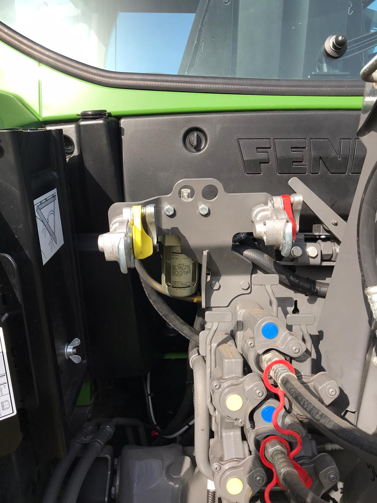 Fendt 516 Bj.22 Reifenregler Nebelöler hinter Bremsleitungskupplungen