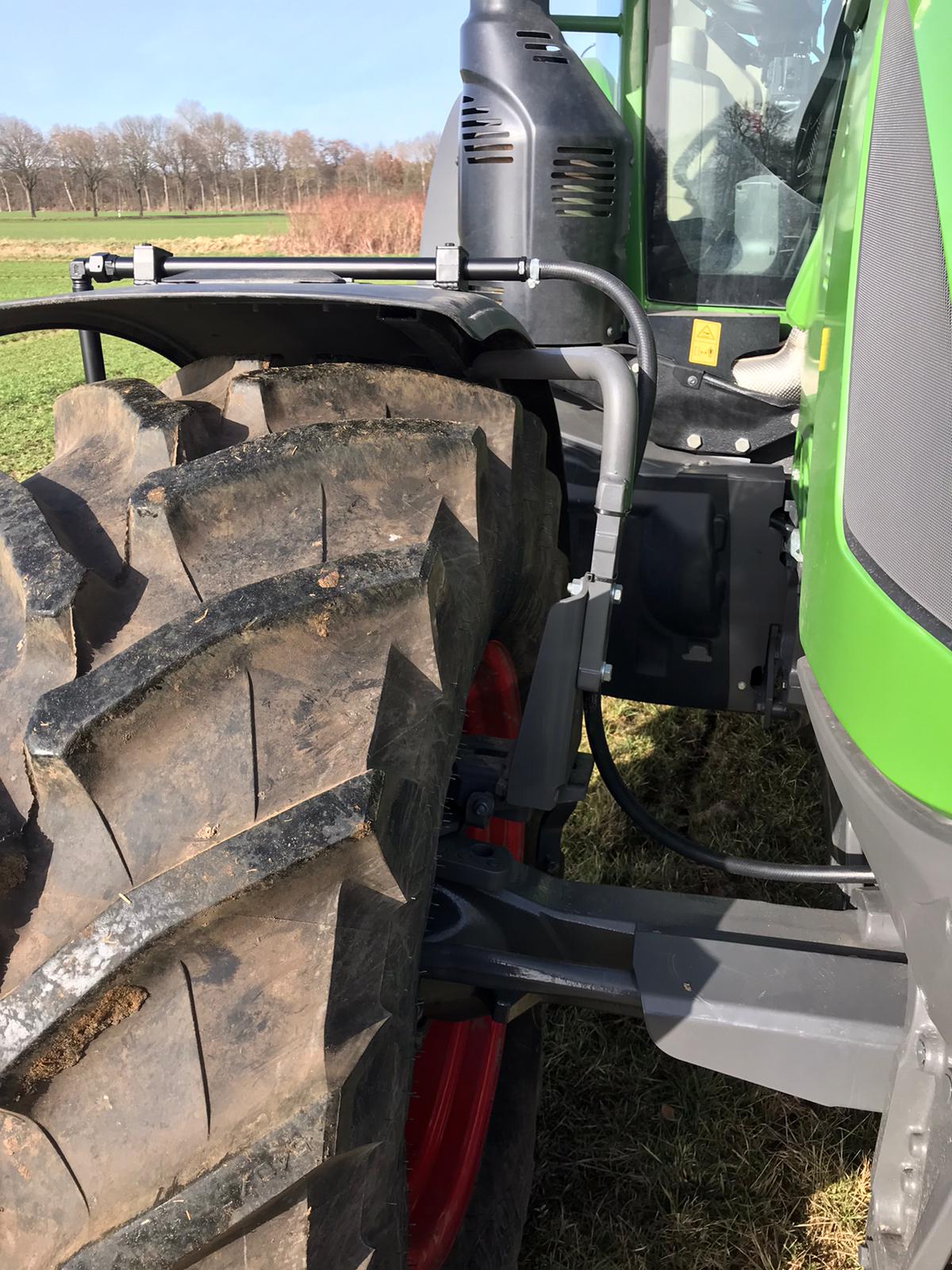 Fendt 516 Bj.22 Reifenregler Rohrbügel vorne rechts