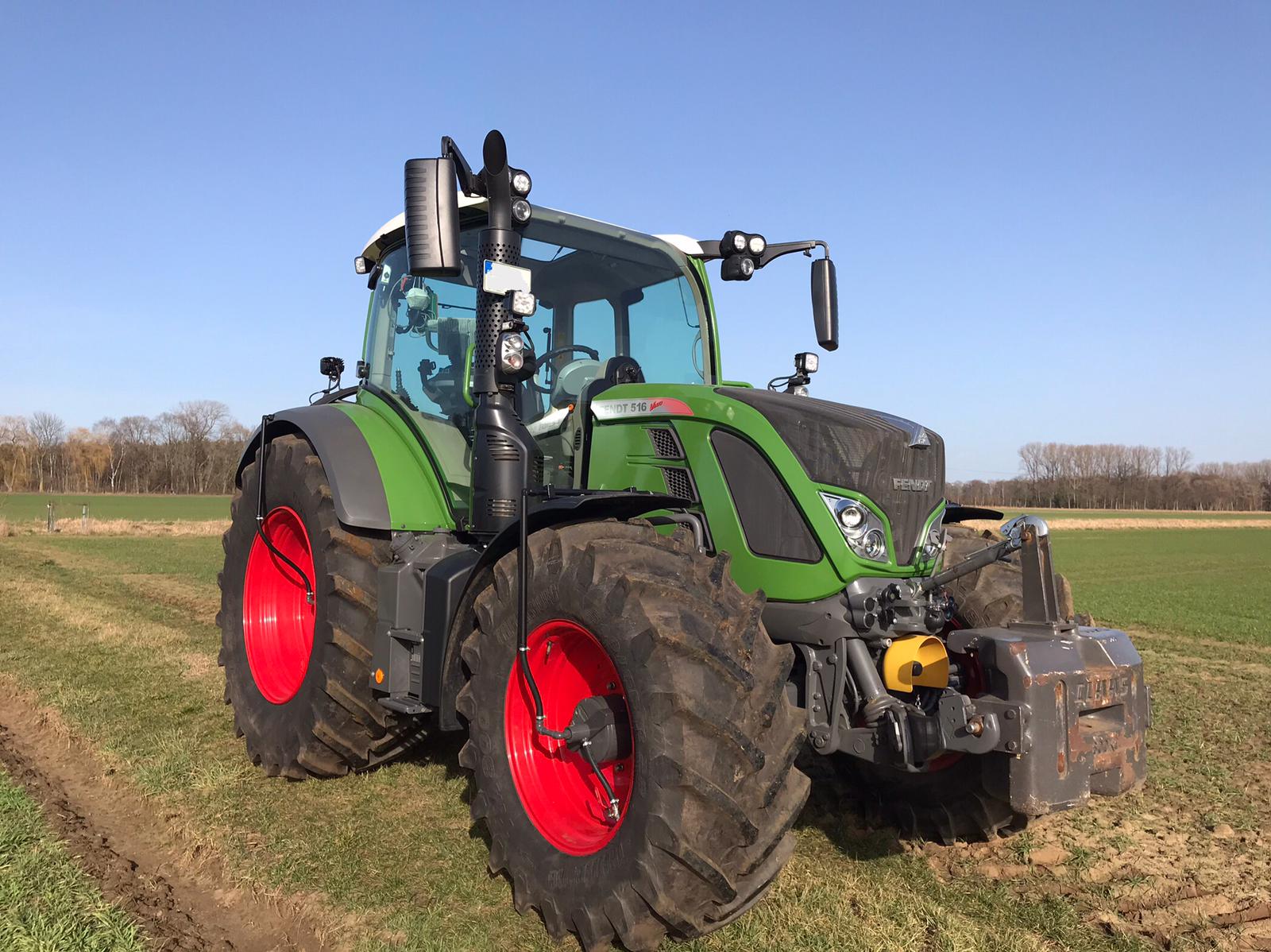Fendt 516 Bj.22 Reifenregler Ansicht von vorne rechts