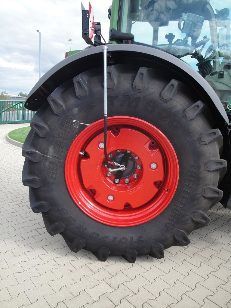 Fendt-724-Bj-20-Reifenregler-Ansicht-Drehuebertrager-Rohrbuegel-hinten-rechts-1