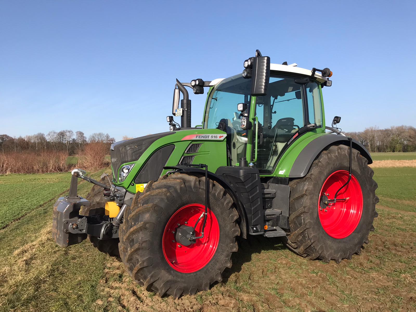 Fendt 516 Bj.22 Reifenregler Ansicht vorne links 1